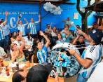 Los argentinos celebraron en Medellín el título de la Copa Mundo de Qatar. FOTO: Esneyder Gutiérrez. 