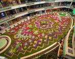 El tapete de flores está ubicado en la plazoleta principal del Centro Comercial Santafé de Medellín. FOTO Carlos Velásquez 