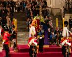 Durante los cuatro días previos al funeral han desfilado miles de personas por el ataúd de la reina Isabel II. FOTO: EFE