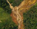 El derrumbe ocurrido en San Antonio de Prado taponó parcialmente el cauce de la quebrada Doña María este miércoles. Autoridades monitorean nuevos desprendimientos. FOTO: MANUEL SALDARRIAGA