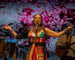 Lila Downs con su colorido traje en el Teatro Metropolitano. FOTO Cortesía Teatro Metropolitano / Yojan Valencia
