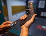 Clubes de tiro y comercializadores insisten en que armas de fogueo usadas por delincuentes se adquieren de forma ilegal, no en los negocios que importan y pagan impuestos. FOTO Edwin Bustamante