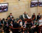 El presidente del Senado, Roy Barreras, puso a votar los artículos de la reforma tributaria en bloque y no uno a uno como lo pidió la oposición. A media noche consiguió la aprobación del proyecto. FOTOS Colprensa y cortesía