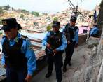 La Policía patrulla los barrios más peligrosos de Honduras en busca de pandilleros. Ya no necesitan orden judicial para capturarlos. FOTO AFP