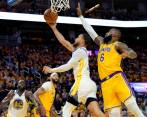 Stephen Curry y LeBron James, grandes figuras en la semifinal de la Conferencia Oeste de la NBA. FOTO AFP