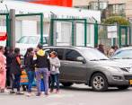 De acuerdo con el peritaje, el conductor perdió el control tras salir de una curva por lo que el vehículo se volcó en la vía y quedó al borde de un abismo. FOTO: Cortesía. 