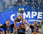El festejo de Independiente del Valle tras recibir el trofeo que lo acredita campeón del certamen suramericano. FOTO getty