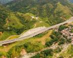 1. El imponente viaducto que se levanta al lado de Cisneros. 2. Si observa con detenimiento, puede ver las bocas de los túneles viejos y nuevos de La Quiebra. 3. El tramo entre Porce y Santiago permite ver la dimensión de la autopista. FOTos camilo suárez 