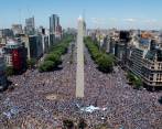 Las impresionantes imágenes que le dieron la vuelta al mundo del festejo en el Obelisco y el recibimiento que le ofrecieron los hinchas a la Selección Argentina en Buenos Aires. FOTO getty