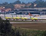 Los aviones de Viva se encuentran parados en el aeropuerto José María Córdova, de Rionegro, a la espera de novedades sobre el futuro de la aerolínea. FOTO CARLOS VELÁSQUEZ
