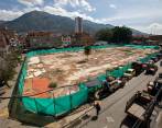 El espacio en el que estaba la plaza está cercado. Aún no se comienzan las obras. Según la alcaldía, la futura edificación tendrá 210 locales comerciales y una amplia zona de cargue y descargue, de lo que carecía la que fue derribada. FOTO Edwin Bustamante