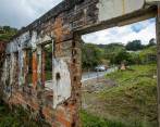 En las veredas quedan rastros de los que se fueron: casas caídas, con paredes recubiertas por la pátina de los años y el olvido. Foto: Carlos Velásquez.