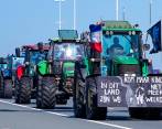En la última semana los bloqueos se han intensificado en las vías principales de Países Bajos y Alemania. Protestan contra la norma que restringe el uso del estiércol en los cultivos . FOTO Getty
