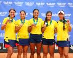 A la izquierda, Fabiola Zuluaga, capitana del equipo colombiano femenino de tenis que acaba de conseguir un brillante triunfo internacional. En noviembre le espera el playoff del Grupo Mundial. FOTO Cortesía fedetenis
