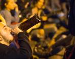 El consumo de alcohol podría afectar la toma de decisiones y volver a la gente más propensa al consumo de bebidas etílicas. Foto: Archivo.