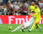 Fede Valverde y Álex Baena disputando un balón en el partido de la fecha 28 de Laliga. FOTO AFP
