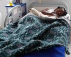 Mientras su padre espera por los cuerpos de su madre y su hermano, Saray reposa en el hospital en compañía de su tía Flor. FOTO Manuel saldarriaga