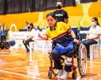 Leidy Chica en acción y abajo junto a su hermano Edilson durante la premiación. FOTO cortesía 