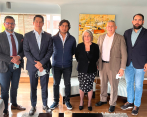 Esta fue la foto que compartió la ministra Cecilia López del encuentro el 27 de julio. Aparecen, entre otras, el abogado del Río (izquierda); el senador Pedro Flórez, del Pacto Histórico; Nicolás Petro, y la ministra López. FOTO: TWITTER