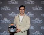 Checo Pérez presentando el casco inspirado en “Pantera Negra: Wakanda por siempre” que llevará en el Grand Prix de Sao Paulo. FOTO CORTESÍA Marvel
