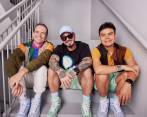 J Balvin con Patrick Dowd y Mario Chamorro, cofundadores de OYE, la nueva app del cantante que habla sobre salud mental y potencia la creatividad. FOTO: CORTESÍA