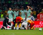 Este es el momento en el que los médicos atienden a Baldomero Perlaza tras sufrir una lesión en su tobillo derecho. FOTO EFE