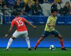 Juan Guillermo Cuadrado durante uno de los últimos enfrentamientos entre Chile y Colombia, en la Copa América de 2019. Este jueves ambas selecciones chocan de nuevo. FOTO colprensa