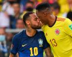 En medio de alegatos, el crack del PSG, Neymar le mandó un beso al defensa de Guachené, Yerry Mina. FOTO AFP
