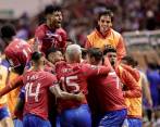 Los jugadores de la selección de Costa Rica celebran el tanto de Celso Borges con el que vencieron a Canadá (ya clasificó al Mundial) por la Eliminatoria de Concacaf. FOTO efe 