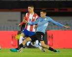Un cerrado duelo disputaron charrúas y guaraníes en Montevideo. El árbitro colombiano Wílmar Roldán acudió varias veces al VAR. FOTO efe