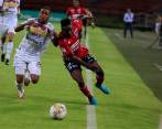 Yulián Gómez disputa el balón por su banda. FOTO: JAIME PÉREZ. 