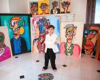 Andrés Valencia con algunas de sus obras, en las que se destaca el cubismo, corriente de la que Pablo Picasso es creador. FOTO: TOMADA DE TWITTER