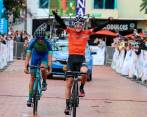 Juan Esteban Martínez festeja en la segunda etapa de la Clásica. Nació en San Vicente Ferrer, pero El Carmen de Viboral lo vio crecer como ciclista. FOTO CORTESÍA ÁNDERSON BONILLA-CICLISMO EN LÍNEA