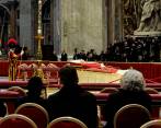 El papa Francisco fue el primero en asistir a la velación del cuerpo sin vida de Benedicto XVI en el Mater Ecclesiae . FOTO: EFE 
