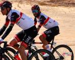 El antioqueño Fernando Gaviria en el fondo de la imagen terminó en el tercer lugar de la primera etapa del Tour de Arabia Saudí. FOTO TOMADA @TeamEmiratesUAE