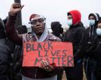 Al mismo tiempo del caso de los estudiantes en Aledo, varias protestas se han presentado en Brooklyn Center, Minesota, en rechazo a la muerte del estadounidense Daunte Wright. FOTO EFE