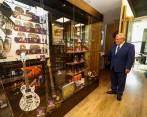Galería de los sueños es una idea de Álvaro Osorio, papá de J Balvin. En la actualidad exhibe 320 de los premios que el reguetonero paisa ha recibido. FOTO Manuel Saldarriaga Quintero