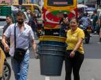 Muchos ciudadanos se aprestan para los cortes adquiriendo baldes para almacenar agua. FOTO: EL COLOMBIANO.