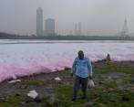 El río parece estar cubierto por una gruesa capa de nieve pero realmente es contaminación por desechos industriales. Foto: Getty