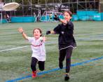 Susana (blanco) y Helena son dos hermanas que disfrutan y comparten la pasión por el ultimate, el deporte que ambas practican de una manera destacada. FOTOs Esneyder Gutiérrez