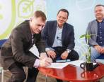 El delegado de Liberland, Randy Thompson, y el alcalde de Manizales, Carlos Mario Marín, cuando firmaron el convenio de cooperación entre Liberland y la ciudad colombiana. FOTO: TOMADA DE REDES SOCIALES ALCALDÍA DE MANIZALES