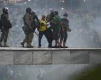 Policías enfrentan a seguidores del expresidente brasileño Jair Bolsonaro que invaden hoy, el Palacio de Planalto, sede del Ejecutivo, y la Corte Suprema, en Brasilia, después de haber irrumpido antes en el Congreso Nacional. FOTO: EFE/ Andre Borges