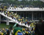 Manifestantes contra los resultados electorales y el gobierno del recién posesionado presidente Lula da Silva invaden el Congreso Nacional, el Supremo Tribunal Federal y el Palacio del Planalto, sede de la Presidencia de la República, hoy, en Brasilia. Foto: EFE