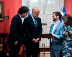 El presidente Gabriel Boric y la secretaria General de la Presidencia, Ana Lya Uriarte, recibieron en La Moneda al presidente de la Cámara de Diputados, Vlado Mirosevic, y al presidente del Senado, Álvaro Elizalde, para hablar del nuevo acuerdo constituyente. 