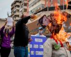 Por la pandemia, esta es la primera vez en dos años que La Quema de Judas se hace en la calle. FOTO: EFE.