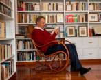 Darío Jaramillo Agudelo en la biblioteca de su casa en Bogotá. FOTO El Colombiano