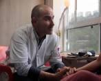 En sus consultas, el médico Juan David Osorio no solo atiende al paciente sino a las personas encargadas de su cuidado. FOTO carlos velásquez