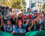 Manifestantes en Irán sosteniendo pancartas y expresando su opinión en octubre de 2022. Foto: EFE.