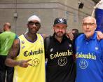 El grupo de jugadores y cuerpo técnico exhibiendo el uniforme de presentación que fue diseñado especialmente para la Ventana Fiba en Medellín. FOTO CORTESÍA DPB