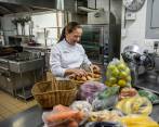 Anita Botero en la cocina de La Cafetiere de Anita, uno de los espacios en los que más le gusta estar. FOTO Carlos Velásquez.